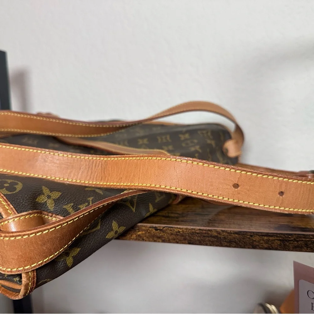 Authentic Louis Vuitton Samaur 35 Monogram Messenger Bag